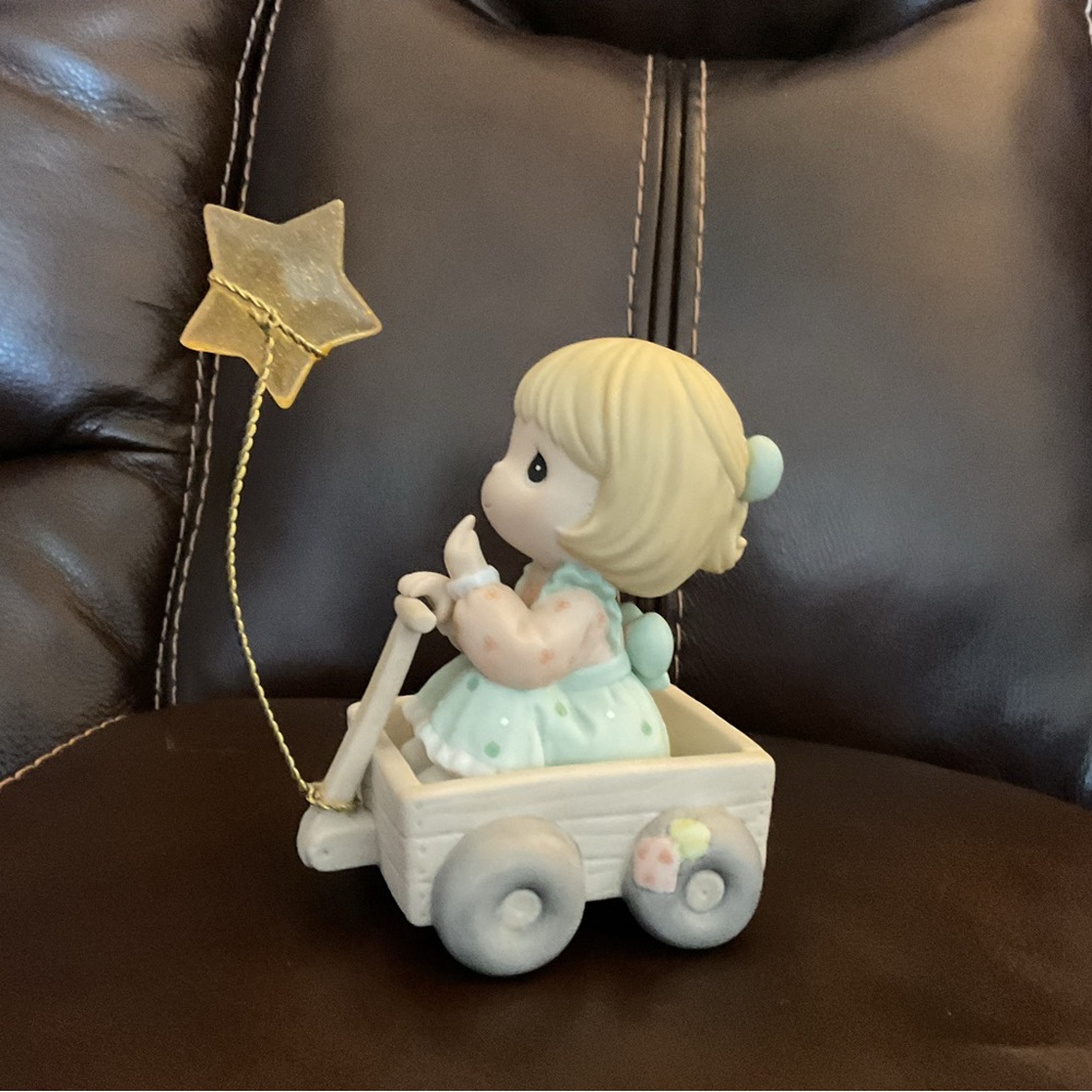 Precious Moments WISHING YOU A WORLD OF PEACE 1999 symbol of membership figurine